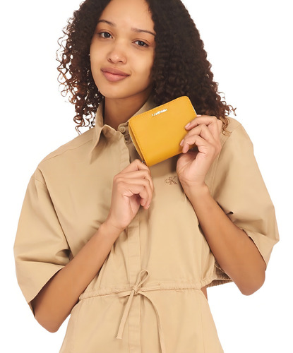 Cartera Calvin Klein Liso Con Logo Para Mujer Color Amarillo