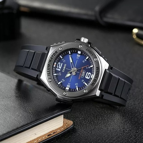 Reloj Casio Analogo Con Luz De Hombre Iluminator MWA-100h-2av Fondo Azul Marino Bisel Color Plateado Malla Color Negra 100 Metros