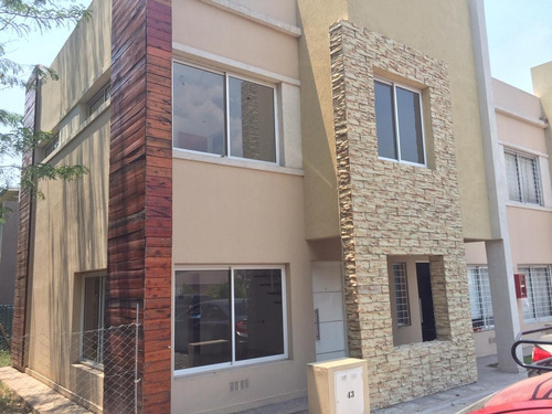 Imagen 2 de 27 de En Venta. Triplex Con Patio Y Cochera. San Miguel