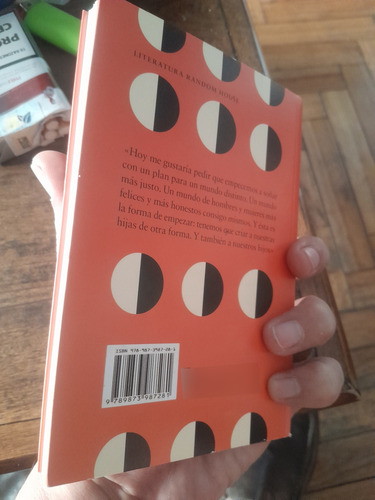 Deberíamos Ser Feministas / Chimamanda Ngozi Adichie (Usado)