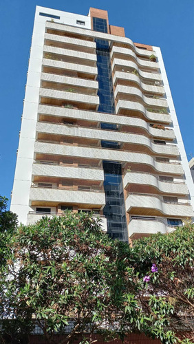 Apartamento, 1 Andar, 4 Suítes, 6 Banheiros