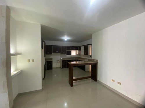 Casa Ubicada En El Residencial Las Orquídeas, La Romana