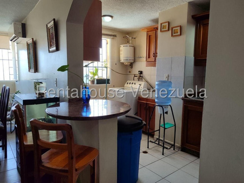 María E. Vende Cómodo Y Fresco Apartamento En Las Guacamayas, Lara#25-17031**