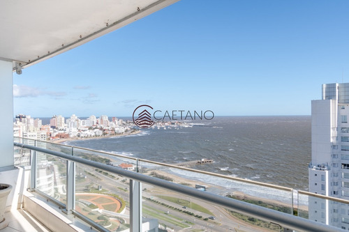 Venta De Apartamento Piso Alto A Pasos De Playa Mansa, Tres Dormitorios Más Servicio- Ref: 2659