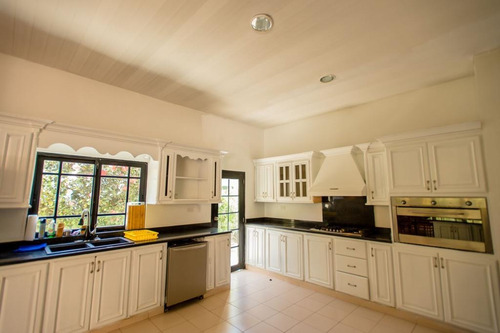 Vendo Magnífica Villa En Metro Country Club, Una Mansión De Lujo En Juan Dolió, República Dominicana