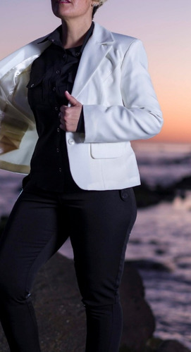Imagen 4 de 5 de Blazer O Chaqueta Blanco Y Natural , En Tela Alicrada .