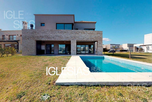 Casa Al Lago En Venta Con 4 Dormitorios En Los Lagos, Nordelta.