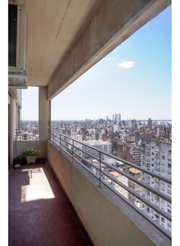 Departamento De 4 Dormitorios Con Cochera- Vista Parcial Al Río