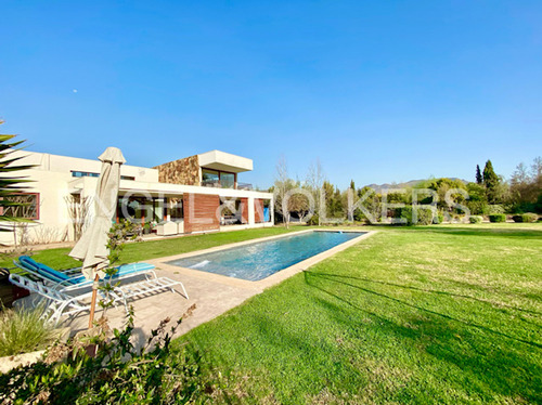 Arriendo. Casa Mediterranea En Las Brisas De Chicureo