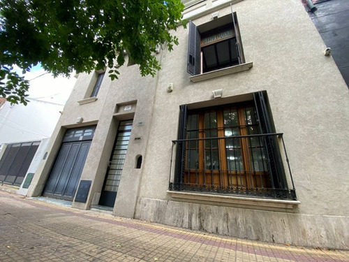 Casa De 4 Dormitorios En Venta La Plata-casco Urbano