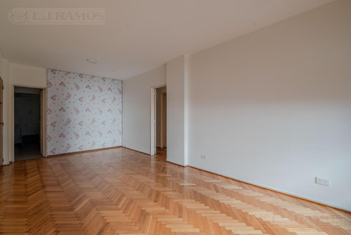 Departamento 3 Ambientes En Alquiler En La Zona De Recoleta, Al Frente, Luminoso, Con Seguridad 24hs