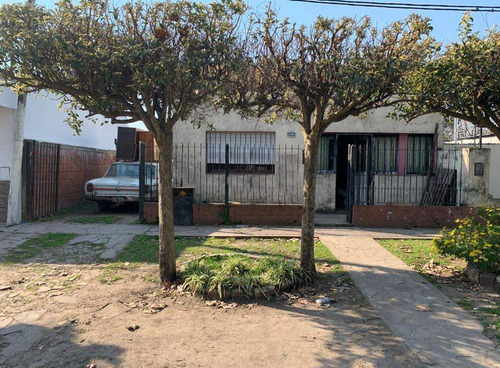 Casa En Venta - 1 Dormitorio 1 Baño - Cochera - 400mts2 - Los Hornos, La Plata
