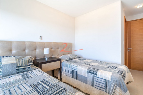 Venta De Apartamento Piso Alto A Pasos De Playa Mansa, Tres Dormitorios Más Servicio- Ref: 5332