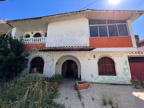 Casa En Venta De Dos Plantas Urb. Privada Con Agua Seguridad Excelente Ubicación Oportunidad De Vivir En Excelente Condominio Nela 24-28809