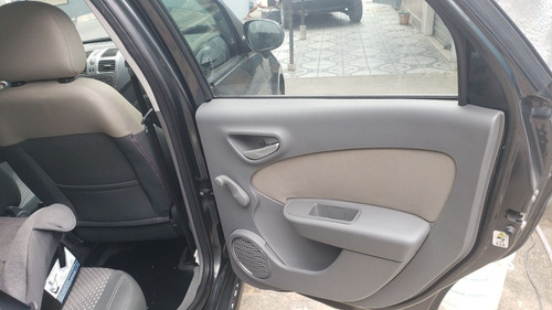 Imagem 11 de 15 de Fiat Grand Siena 2013 1.6 16v Essence Flex 4p