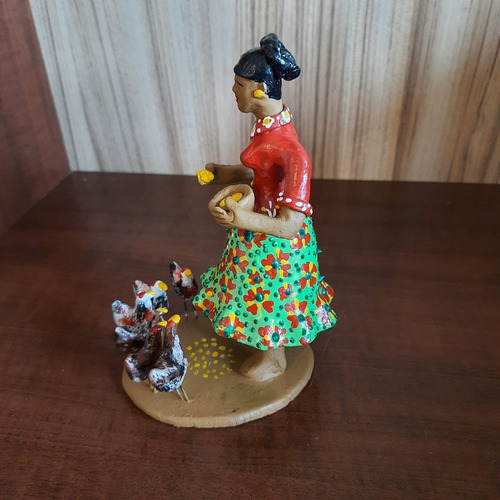 Imagem 4 de 7 de Mulher Alimentando As Galinhas Artesanato Caruaru