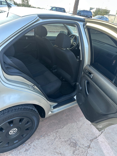 Volkswagen Jetta 2.0 L4 Mt