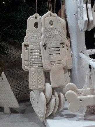 Imagen 2 de 3 de Adorno Navidad Cascanueces Y Casita Oro X 10 Unidades Colgar