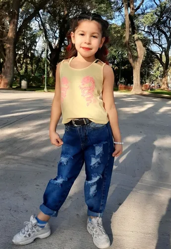 Pantal n Jeans Mom Azul . De Nena. C rotura
