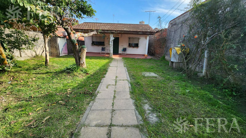 Venta Casa De 3 Ambientes Con Jardín En  Ezpeleta (31841)