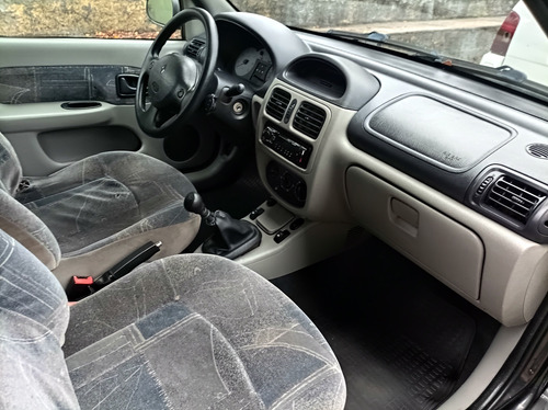 Renault Clio Sedan 1.6 16v Privilège 4p