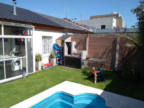 En Venta En Barrio Altos De Podesta, Hermoso Chalet De 3 Ambientes; Con Cochera Cubierta Para Dos Autos; Fondo Con Pileta; F: 8515