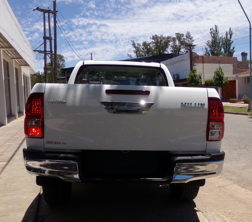 Imagen 15 de 16 de Toyota Hilux D/c 2.8 Tdi 204cv 6m/t Sr 4x4 0km My2022