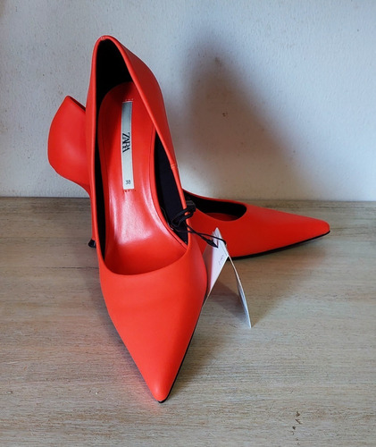 Imagen 1 de 9 de Zapatos Clasicos Tipo Stiletto Escote Zara Nuevos Sin Uso