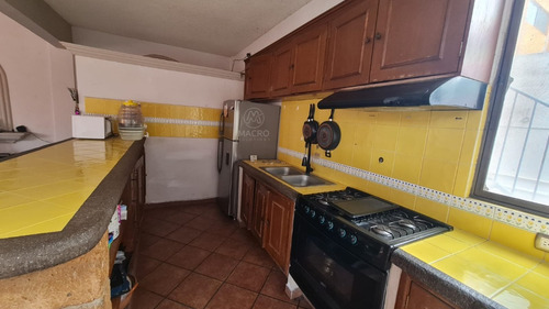Casa En Venta En Fracc. Valle Del Sol De Dos Niveles Con Jardín.