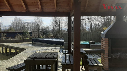 Casa Y Cabaña De Visitas, En Venta Amobladas, 6 D. En Pucón