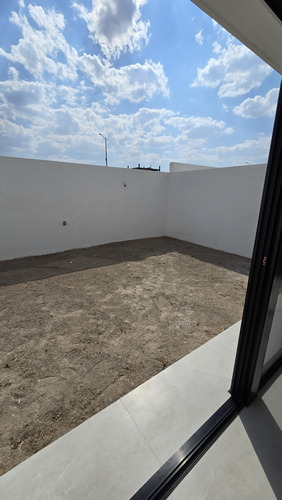 Casa De 3 Recamaras Y 3 Baños Con Cochera Techada Y Amenidad