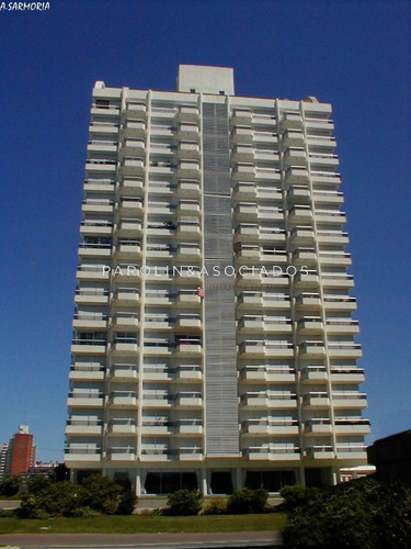 Imagen 23 de 24 de Venta De Apartamento De 2 Dormitorios En Edificio Torre Marina Punta Del Este