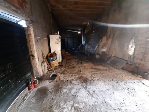 Imagen 2 de 10 de Galpon Con Vivienda En Venta En Ituzaingo Norte