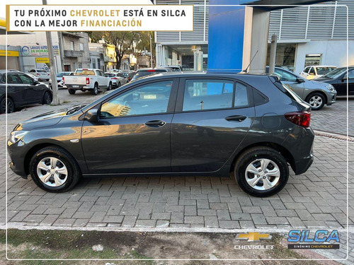 Imagen 8 de 19 de Chevrolet Onix Ls 1.0 2024 Gris Oscuro 0km
