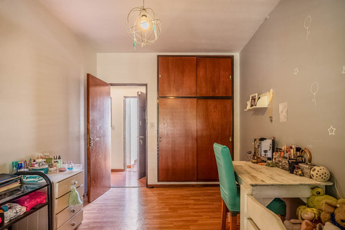 Casa 4 Ambientes, Jardín, Patio, Parrilla Y Cochera En Venta En Floresta. Apto Credito.