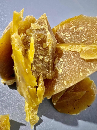 Imagen 5 de 6 de 1kg De Cera De Abeja 100% Natural, Cosechada Artesanalmente