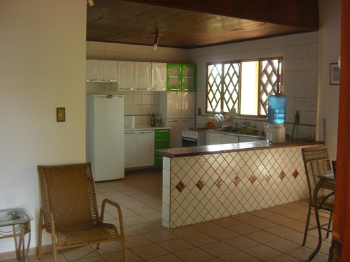 Imagem 10 de 14 de Casas Com 4 Quartos, 2 Casas Particular, 1 Comercial.