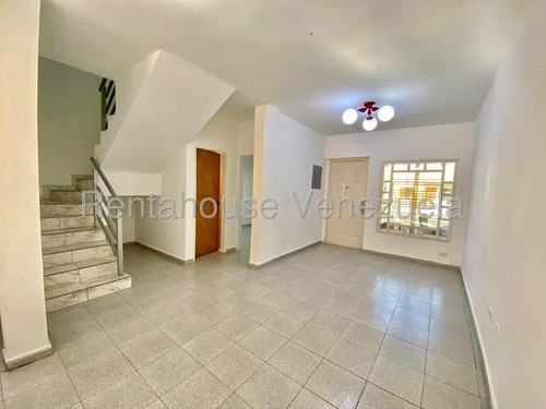 Jip 25-16345. Rentahouse Vende Hermoso Townhouse De 110 Mts2, 4 Hab, 3 Salas De Baños, 2 P/e, Parque Infantil, Areas Deportivas. En Urb. Karol Home Ii. La Morita.