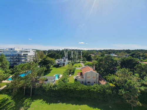 Imagen 12 de 30 de Venta De Apartamento Penthouse Dúplex De 4 Dormitorios Y 6 Baños En Suite, Frente Al Mar En Punta Del Este.