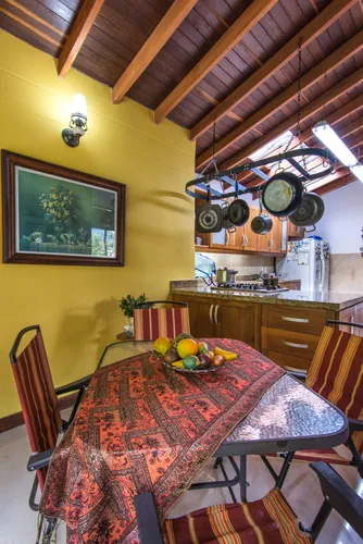 Casa En Venta En Loma Del Escobero. Cod V1148