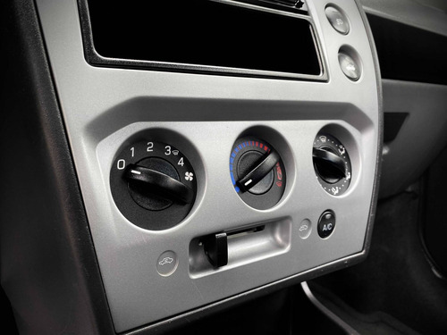 Imagem 9 de 13 de Ford Fiesta 1.6 Se Sedan 16v Flex 4p Manual