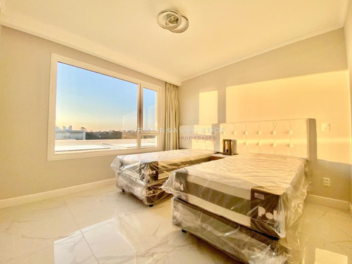 Apartamento De 4 Dormitorios En Venta En Edificio Paramount, Punta Del Este.