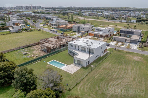 Imagen 5 de 21 de Casa En Venta En El Golf