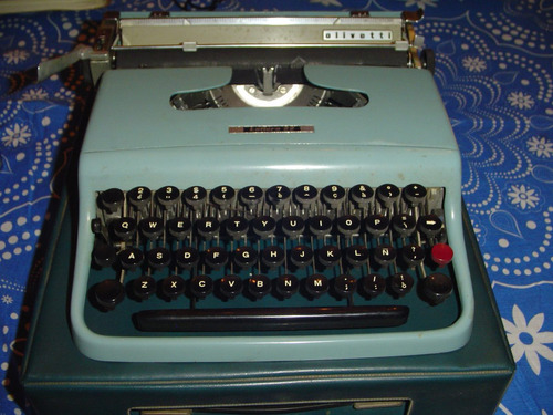 Maquina De Escribir Olivetti Lettera 22 Con Estuche
