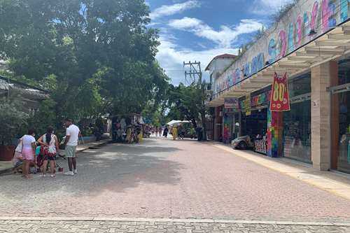 Local Comercial En Renta En Esquina, En Zona Turística De Alto Crecimiento En Playa Del Carmen, ...