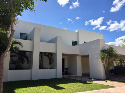 Casa De 2 Niveles En Lagos Del Sol