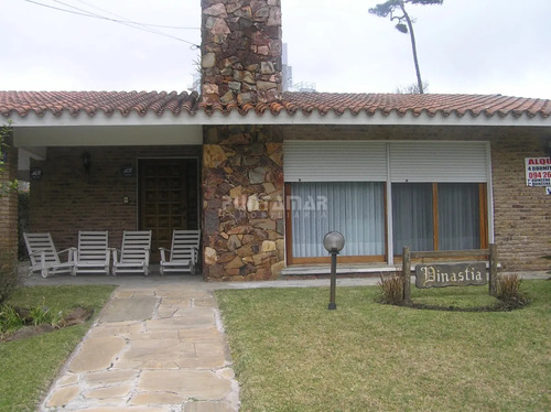 Casa Super Disfrutable Para Vivir Todo El Año, Cerca De Playa Mansa, Shopping Y Hotel Conrad .