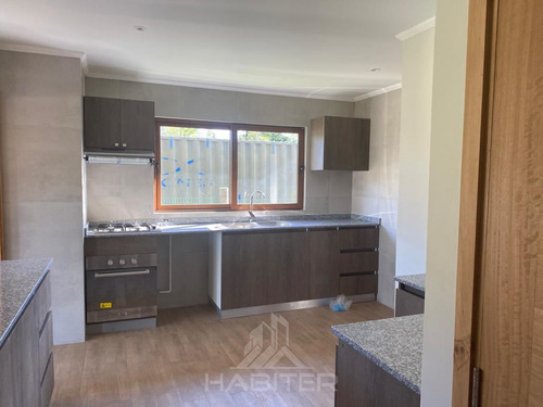 Casa En Venta De 4 Dorm. En Pucón