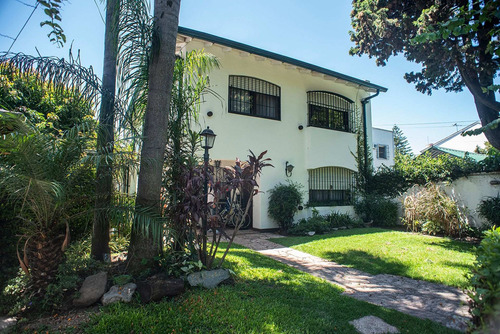 Imagen 1 de 17 de Casa Con Parque Y Pileta En Barrio Parque Bernal