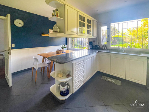 Imponente Chalet De Estilo Clásico En Parque Johnston - Venta En Hurlingham